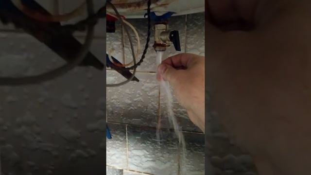 Как очень быстро слить воду с бойлера при помощи ватной палочки. смотреть онлайн
