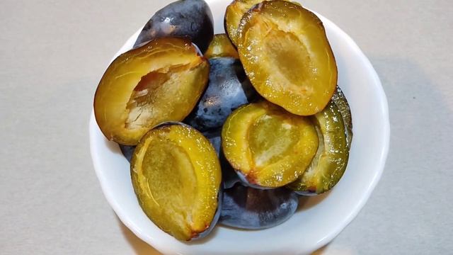 Простой но очень вкусный пирог со сливами !!! Simple but delicious plum pie !!! смотреть онлайн