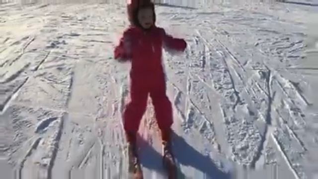 Настюша первый раз катается на лыжах!!! смотреть онлайн