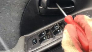 Как правильно снять обшивку двери на автомобиле Hyundai Elantra