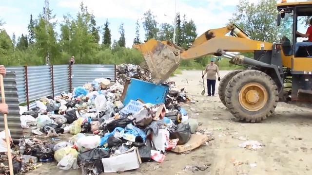 Помойка возле детской площадки. Убрали сами... смотреть онлайн
