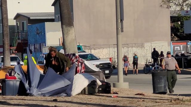 Venice Beach Homeless Lady Encampment Cleared Out смотреть онлайн