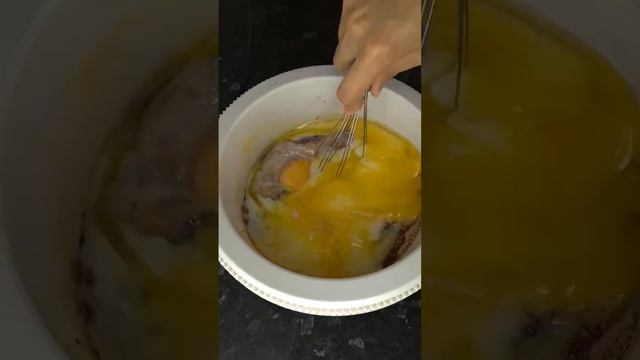 Шоколадный пирог на молоке без миксера. #быстрыйрецепт #shortsvideo