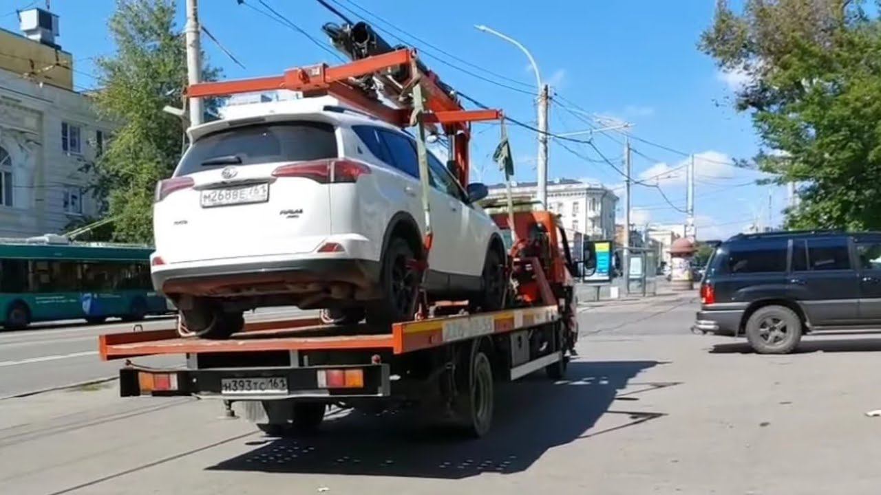 Эвакуация Тойота Rav4 у лицея. Освобождаем пл. Свободы от автохлама. смотреть онлайн