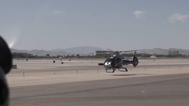 Вертолет Eurocopter EC.130 в аэропорту Лас-Вегас смотреть онлайн