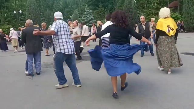 Мне до тебя пару шагов!!!💃🌹Танцы в парке Горького!!!💃🌹Харьков 20212 смотреть онлайн