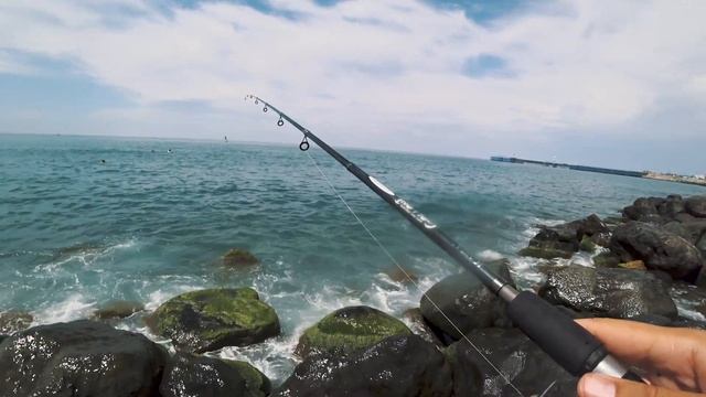 Чуть не смыло))) Черное море. Ловля на донку морского карася. Рыбалка на море. смотреть онлайн