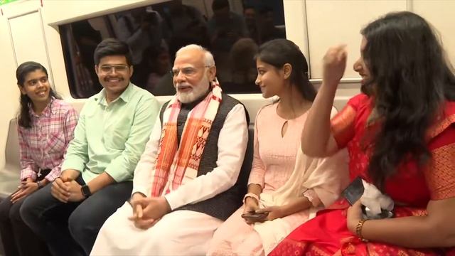 PM Modi travels to Delhi University by metro смотреть онлайн