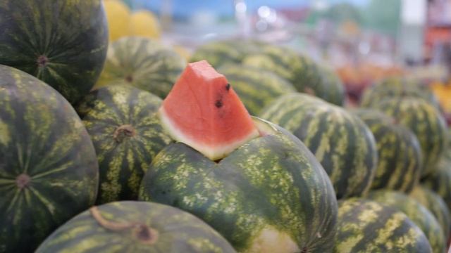 Fruit Market - Watermelon (dolly) 01 ⁄ Free Stock Footage смотреть онлайн