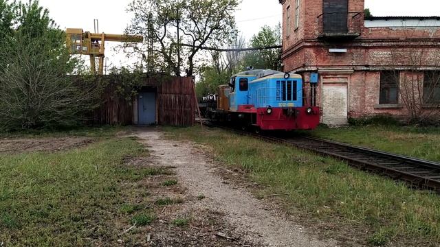 Тепловоз ТГК2-4105 с Автодрезиной и 2-х осной платформой и приветливой бригадой смотреть онлайн