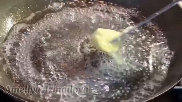 Хрустящая жареная рыба с подливой и картофельным пюре смотреть онлайн