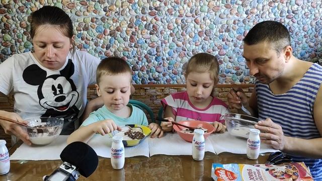 МУКБАНГ ШОКОЛАДНЫЕ ШАРИКИ С МОЛОКОМ | MUKBANG CHOCOLATE BALLS WITH MILK #StepFamily #mukbang