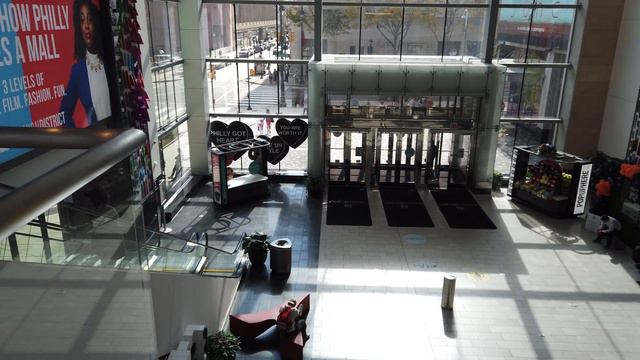 Fashion District Philadelphia (The Gallery at Market East) - Raw & Real Retail смотреть онлайн