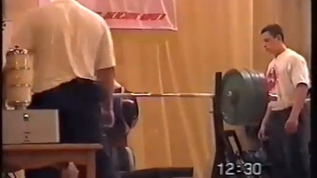 Эдуард Исаков. рекорд мира жим лежа 300кг. 2002г..mp4 смотреть онлайн