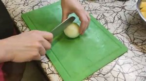 Показываем как приготовить свиные ребра в казане, с картошкой и луком на гарнир. Видеорецепт.
