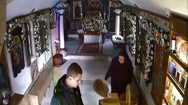 молодой человек украл 100 грн в Десятинном монастыре смотреть онлайн