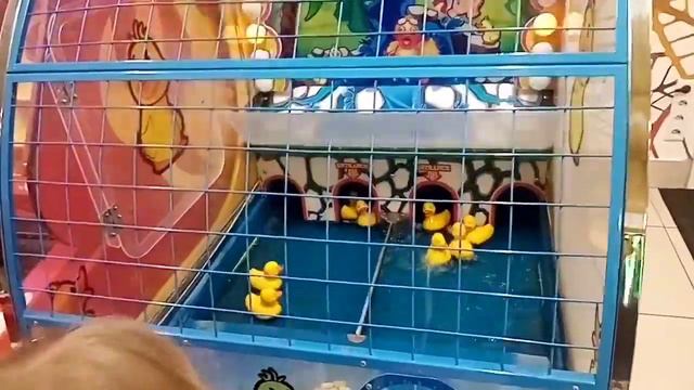 Играю в "Стрекозе"! #семейныйотдых#выходные#Курган#Стрекоза#игровыеавтоматы#лабиринты#Заозёрный смотреть онлайн