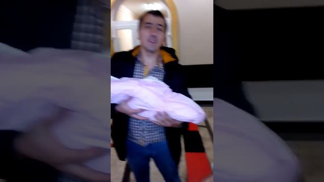 выписка с 5 роддома Киева (братик забирает сестренку) смотреть онлайн