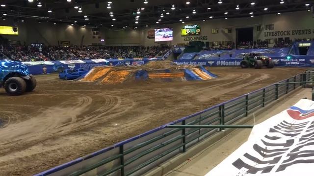 Monster Jam Reno 2016 Donut Competition- Grave Digger смотреть онлайн