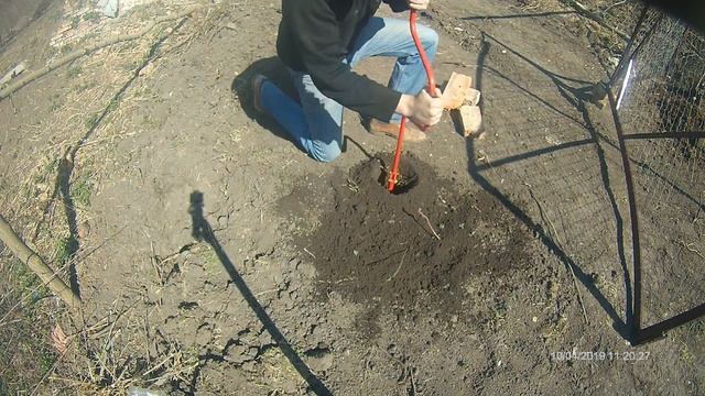 Как пробурить яму под столбик.Ямы буром.Ледобур.