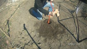 Как пробурить яму под столбик.Ямы буром.Ледобур.