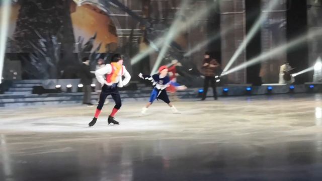 Евгения Медведева и Артём Федорченко в спектакле Ильи Авербуха Снежная королева смотреть онлайн