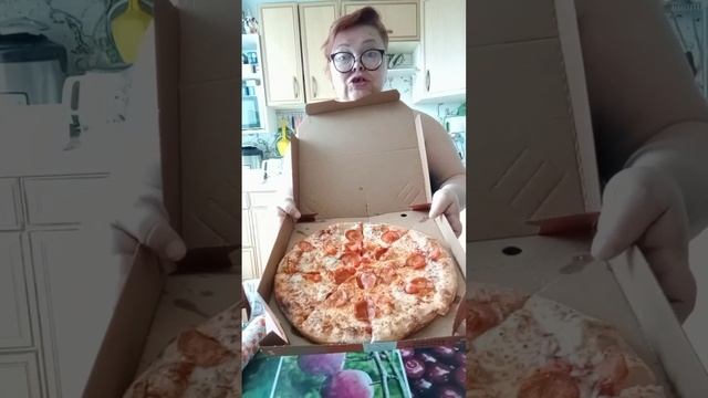 Мама говорит, Поедим, я посуду помою.Спрашиваю, какую посуду? Коробку из под пиццы? ? смотреть онлайн
