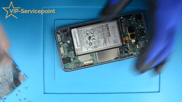 Samsung Galaxy S10E World's First Teardown Disassembly смотреть онлайн