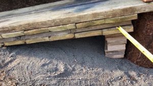 Сделал мини эстакаду для авто своими руками из бревна и досок.