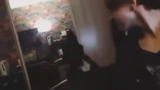 Саша гавкает на собаку | СРАЖЕНИЕ ДВУХ ДИКИХ САМОК смотреть онлайн