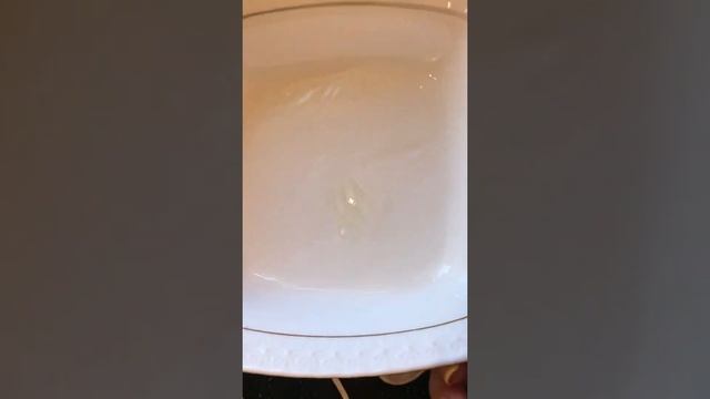 И так!!! Проверяем мёд на натуральность!!! Все очень просто! Капля мёда, вода и ... смотреть онлайн