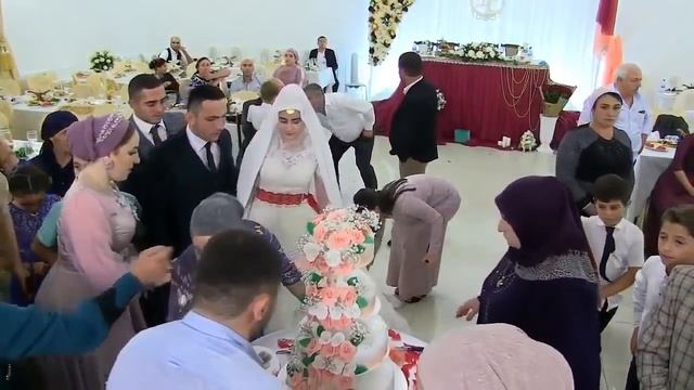 Гости были в ВОСТОРГЕ от того, как жених КОРМИЛ невесту на турецкой свадьбе! Смотреть до конца! смотреть онлайн