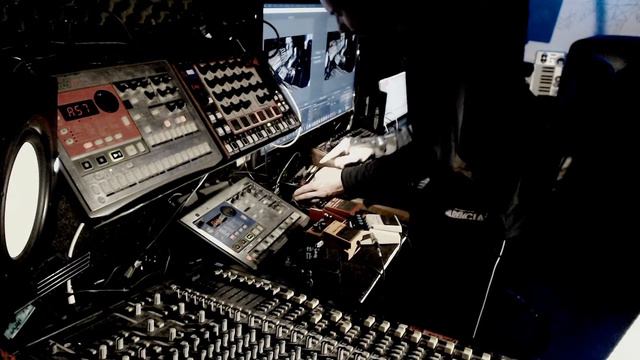 Test Live act Neutron/Crave/Venom/Beatstep/Drumbrute/EM1/ER1/VolcaBeats/Wolfrythm fx: DD3/DS1/RV6 смотреть онлайн
