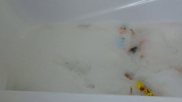 КУКЛЫ БАРБИ КУПАЮТСЯ! ПЕННАЯ ВЕЧЕРИНКА С БОМБОЧКАМИ ДЛЯ ВАННЫ. Дарина играет с куклами Барби смотреть онлайн