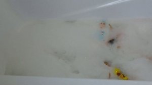 КУКЛЫ БАРБИ КУПАЮТСЯ! ПЕННАЯ ВЕЧЕРИНКА С БОМБОЧКАМИ ДЛЯ ВАННЫ. Дарина играет с куклами Барби