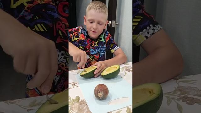 Пробую авокадо в первый раз