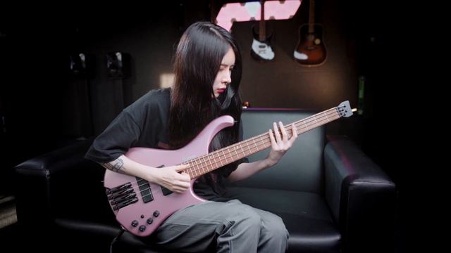 Ibanez EHB1000S-PMM featuring 潘雪娇Kyo смотреть онлайн