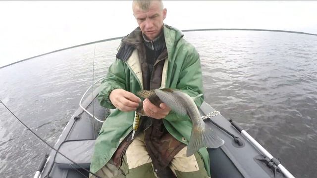 Поиск рыбы эхолотом Lowrance HDS-9 LIVE и испытание в ливень костюма "Yukon" смотреть онлайн