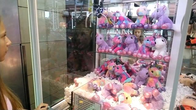 КАК ДОСТАТЬ МЯГКУЮ ИГРУШКУ ИЗ АВТОМАТА / ВЗЛОМАТЬ АППАРАТ ИГРУШЕК? How to Win at a Claw Machine смотреть онлайн