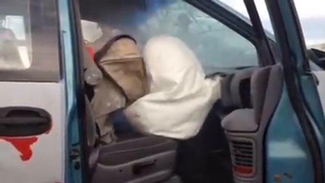 Rear facing car seat vs. Front passenger airbag смотреть онлайн