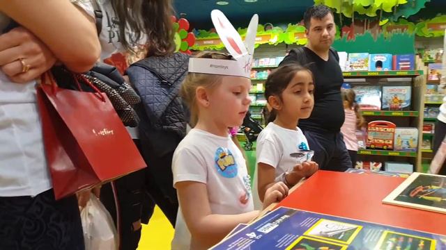 Магазин игрушек Hamleys London #2 Запускаем самолетики, играем на барабанах и в настольный футбол 6 смотреть онлайн