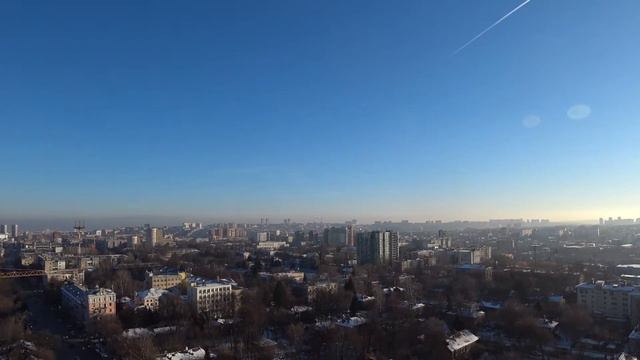 Солнечный вид на центральную часть Нижнего Новгорода с высоты птичьего полёта смотреть онлайн
