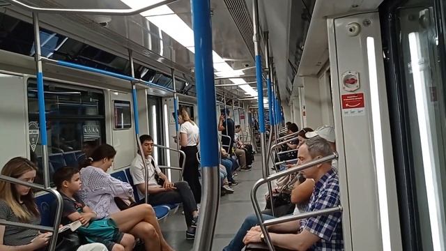 Прибытие на станцию метро Охотный Ряд на поезде Москва смотреть онлайн