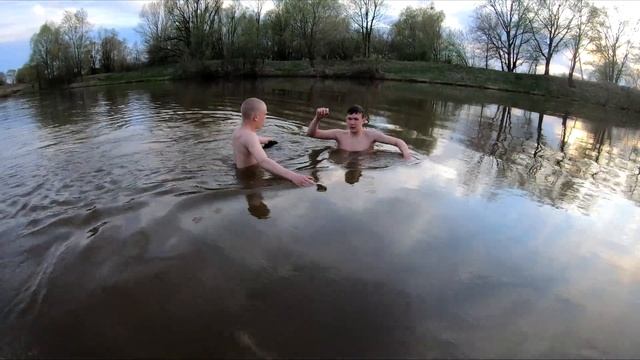 Зацепили кастинговую сеть. Бревно на дне смотреть онлайн