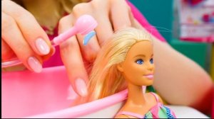 Кукла Барби и цветы в волосах - Школа стилиста - Видео для девочек о модных прическах