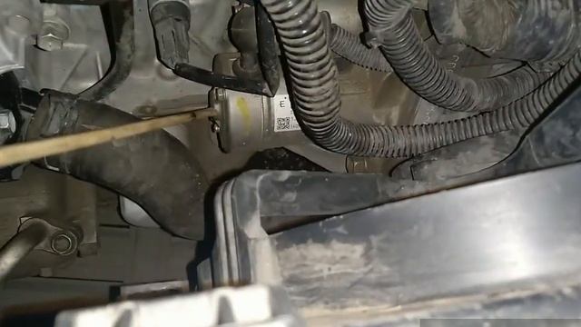 Al arrancar el tiida se escucha un chillido  de roce de metal con metal que dura pocos segundos