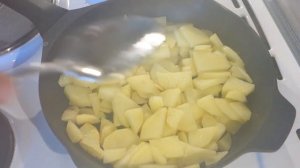 Жарим картошку на свином сале. Вкуснейшая поджаристая картошка со шкварочками!