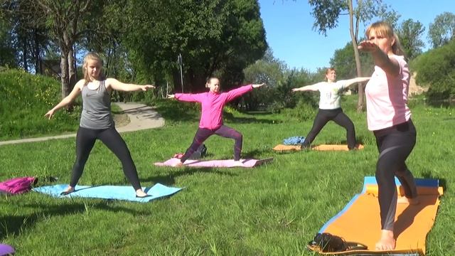 Воскресная йога в парке 1 смотреть онлайн