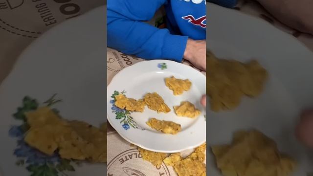 Что будет если чипсы смешать с сухариками!? смотреть онлайн