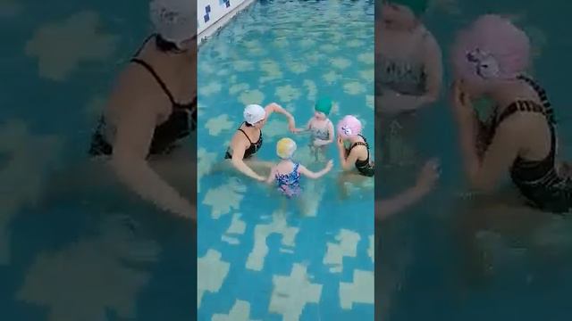 Ангелина в бассейне(4) смотреть онлайн